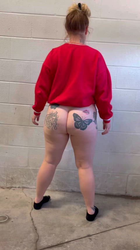 I love being slutty in public 😈 it makes it even hotter knowing other people can see me 🍑