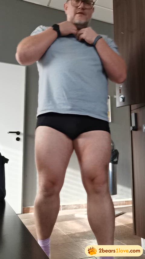 [43] Getting risky in the changing room