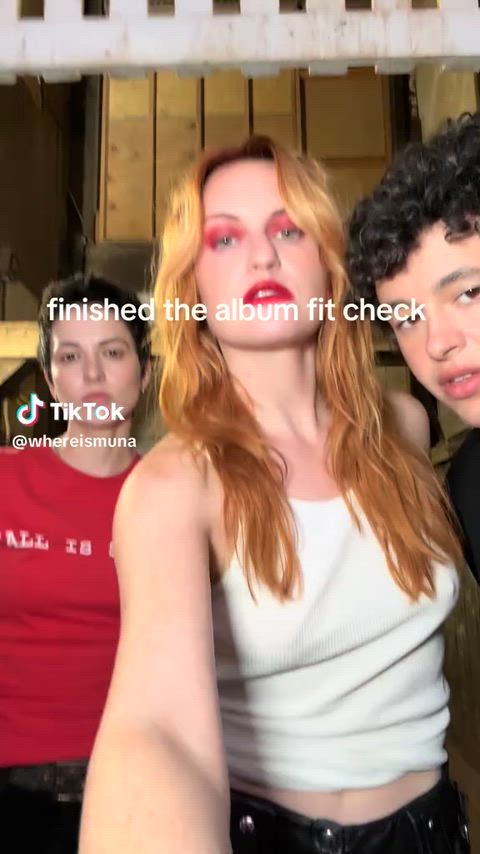 MUNA (Josette Maskin on the left, Katie Gavin in the middle)