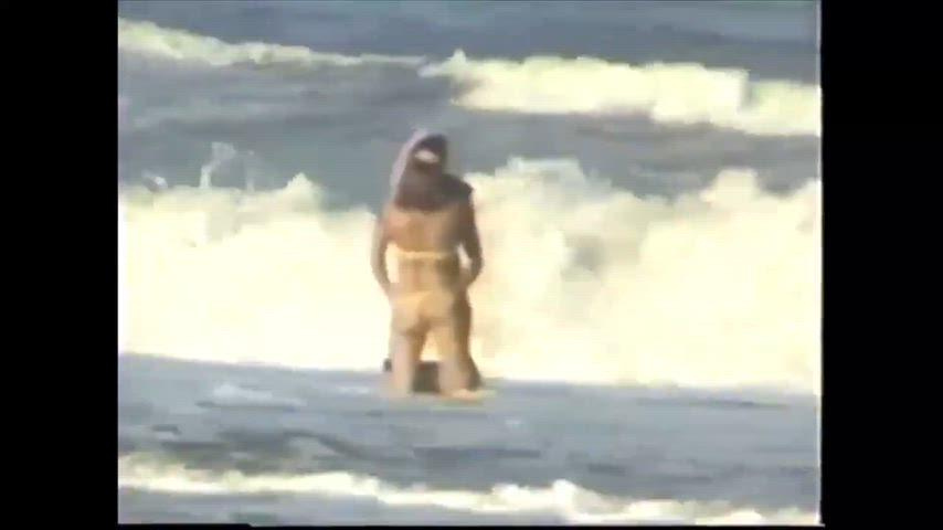Turns out sex & flashing at the beach draws a crowd