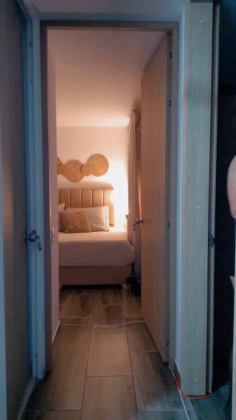 Serving hallway heat with every shake—don’t mention I didn’t warn you. 🔥🍑 Think you could keep up with this energy or would you tap out first? 👀💋