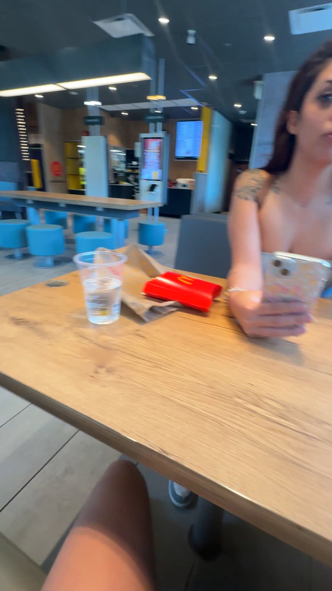 Brunette · Solo · Public