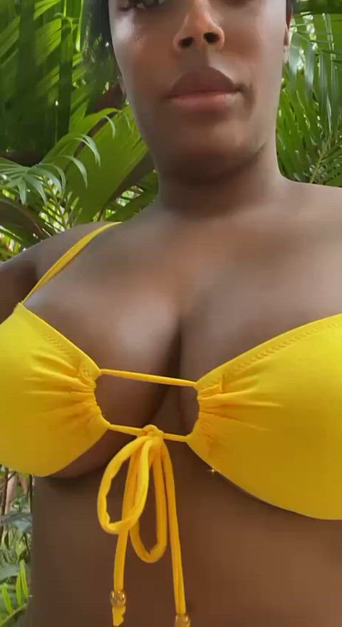 Pretty Goddess in yellow