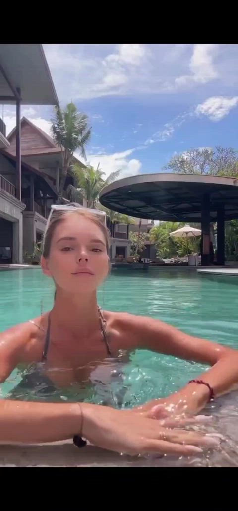 Big tits. Cute smile.