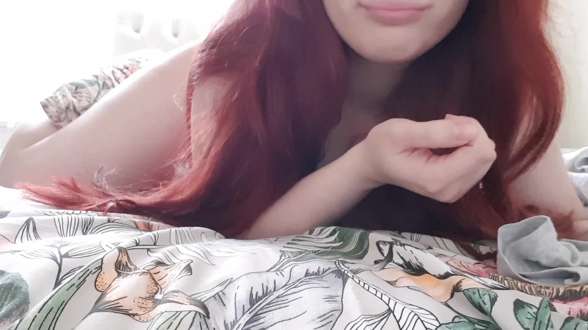 Surprise cock between tiddies😋