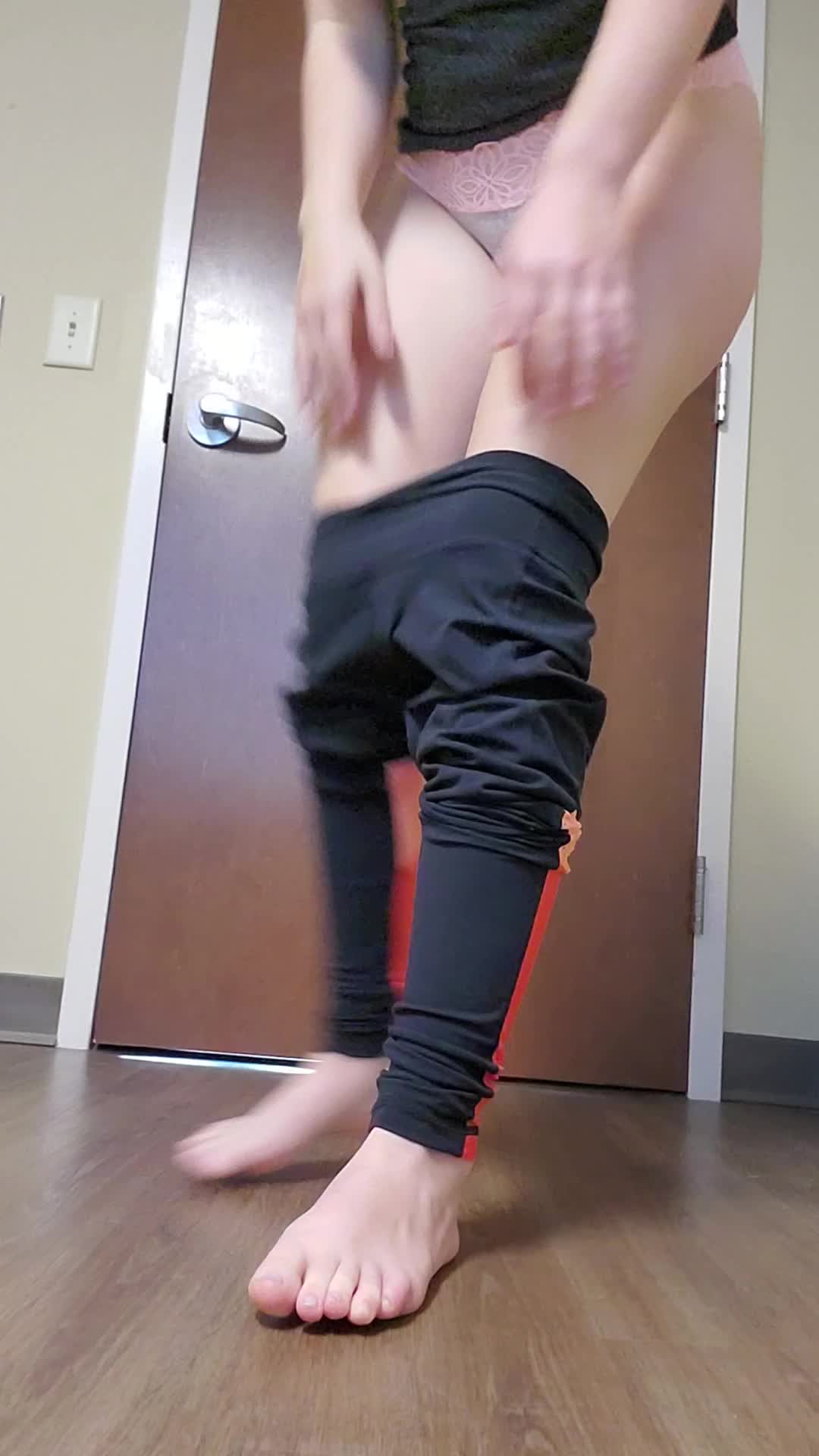 Putting on my super tight leggings😋