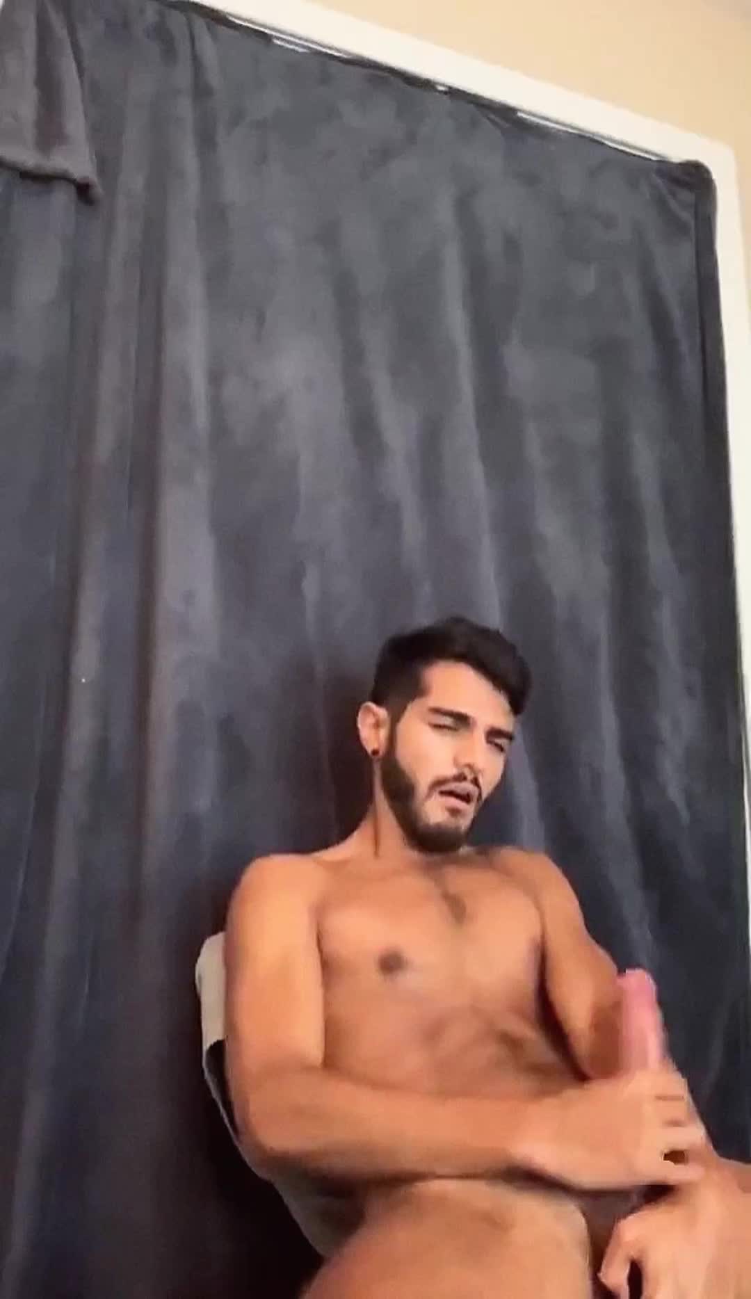 This man is a legend. Cumshots like this are a 1 in 20 occurrence for me. He does this every time