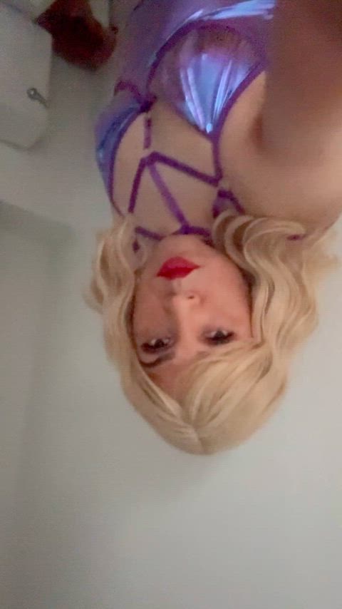 Woke up so horny today, wish I had a boyfriend that can fuck me whenever I want 😩