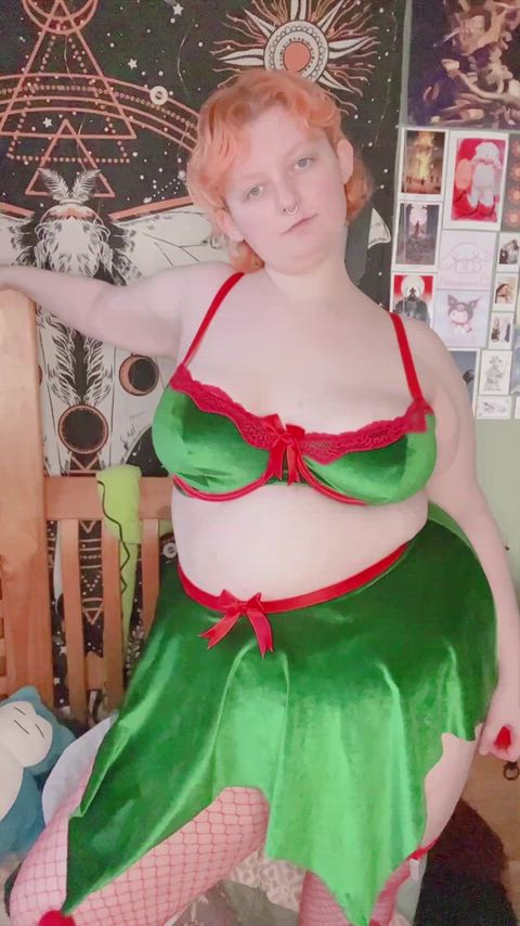 cute lil elf outfit!! i love the skirt sm