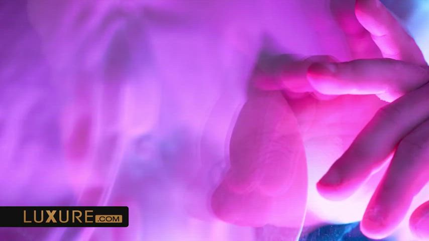 Experience the seductive world of porn with Tiffany Leiddi in Achter het glas. A tantalizing journey you won't forget.