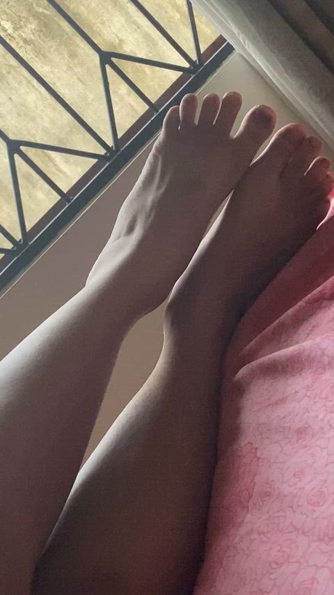 Feet available for all sorts of things🧜🏽‍♀️🐬👇🏽