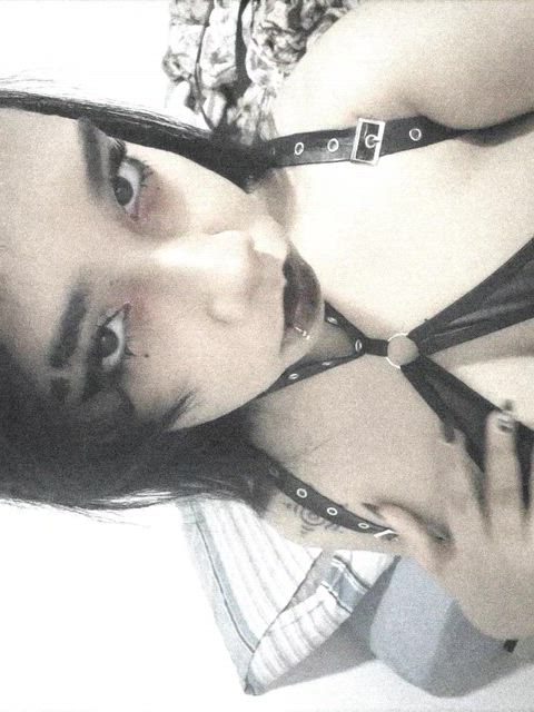 Happy New Year, losers~! You are going to be my first pet at 2026, now get on your knees & send. 🖤