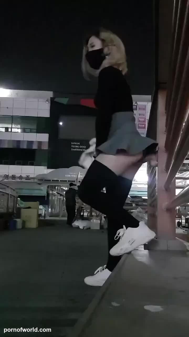 Korean women have a lot of courage. Old grandfather sees nothing