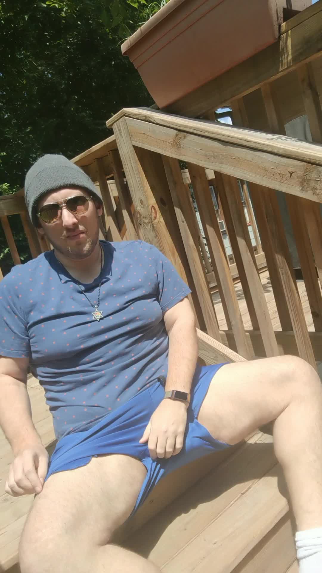 Just got a new tripod thing for my phone so of course the first thing i do is go outside for yall.