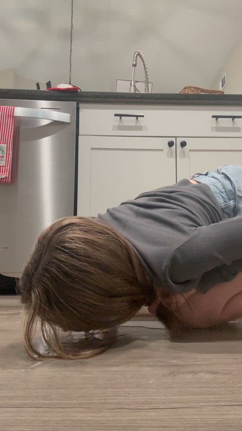 Slurping up the piss from my wet cunt off the kitchen floor😈😏😩