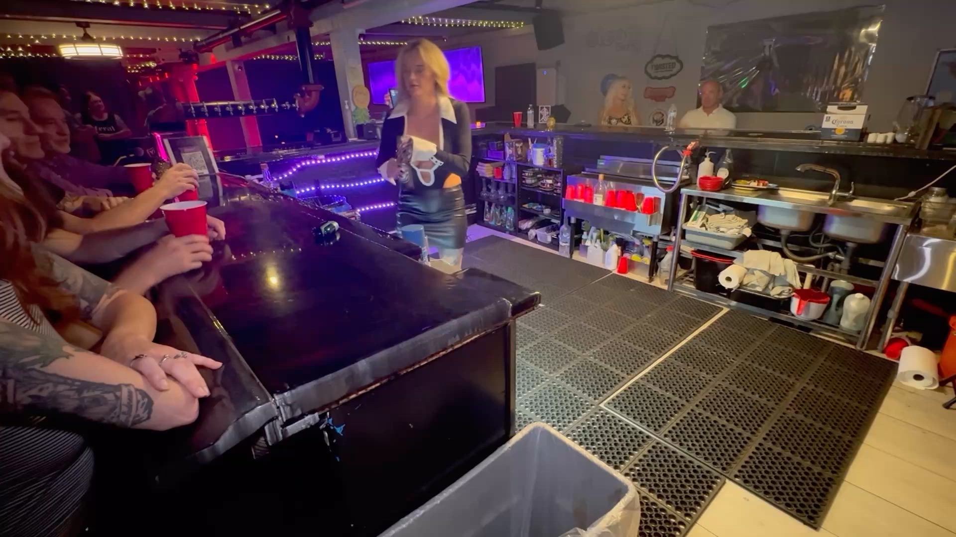 Freeuse bartender