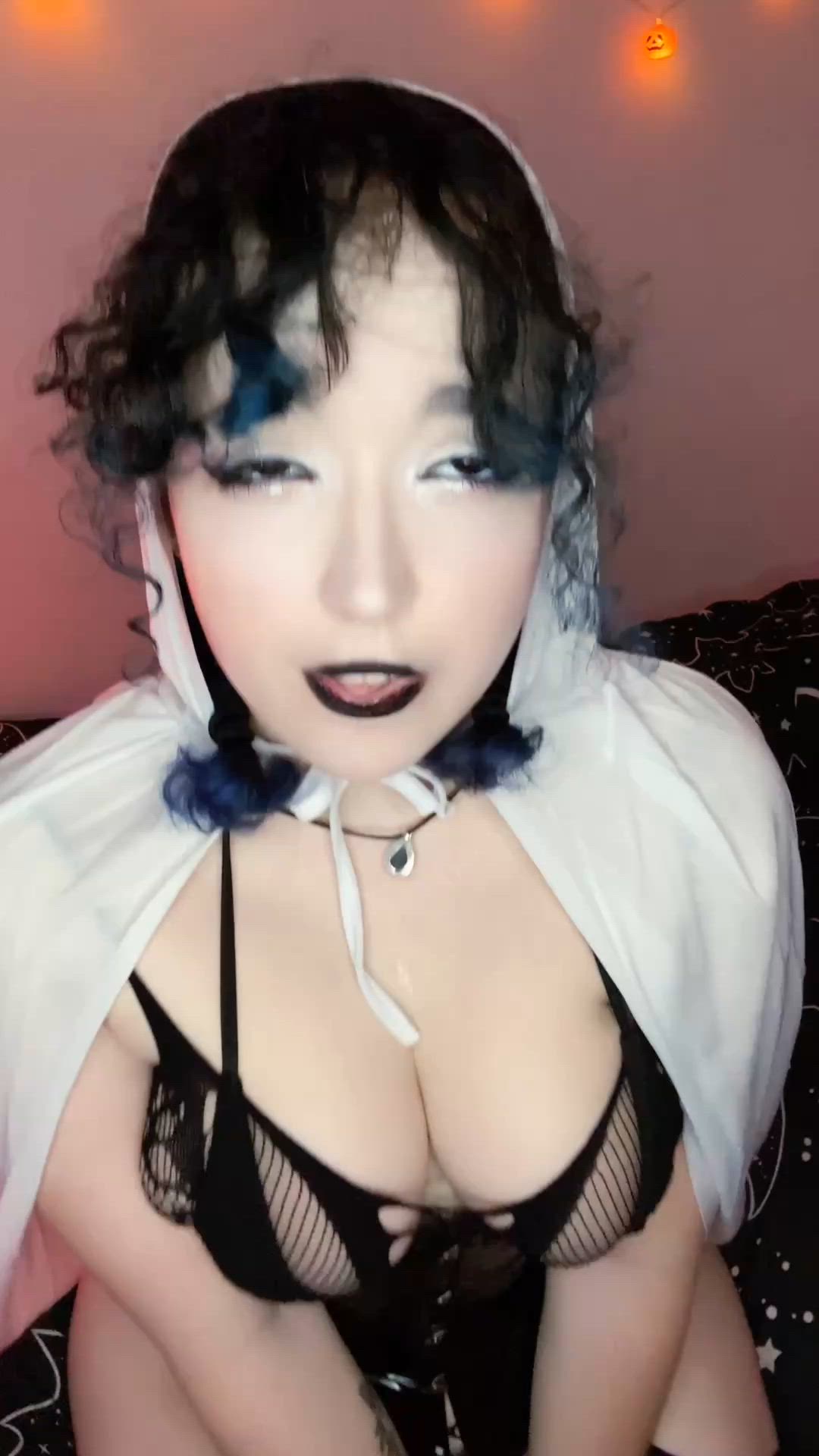 Would you fill my throat?🥵