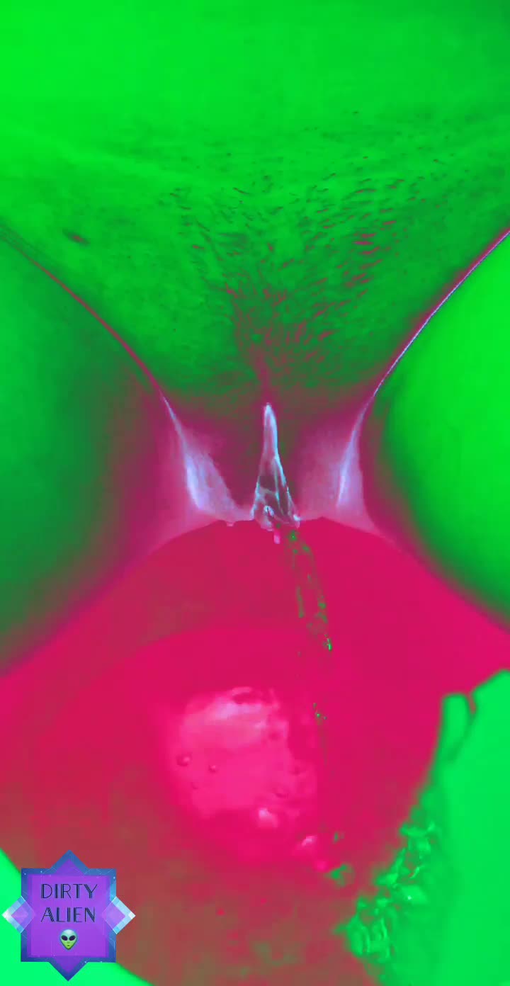 👽Earth toilets are weird💚