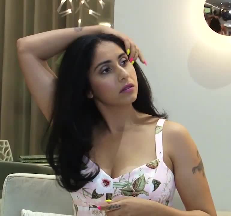 Hottest singer Neha Bhasin flaunts cleavage