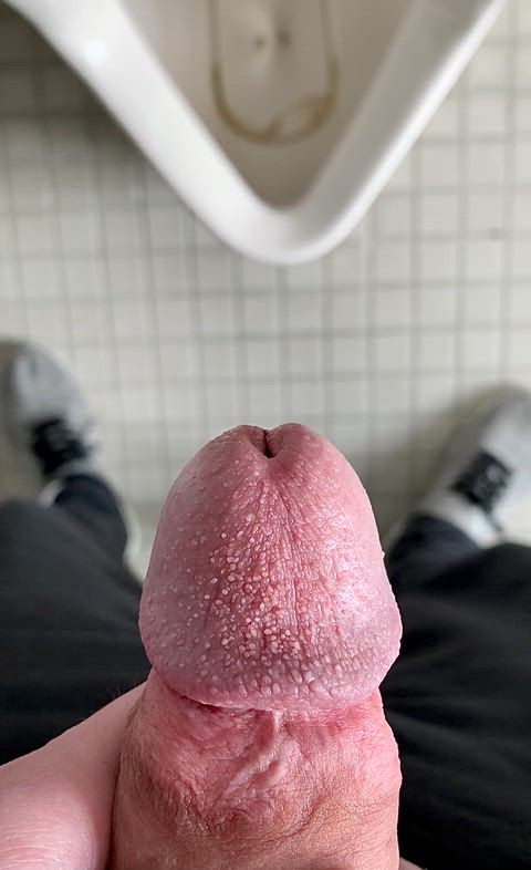 It's pisses like these where I wish I had a guy deep inside me filling my guts with his own piss. 😮‍💨