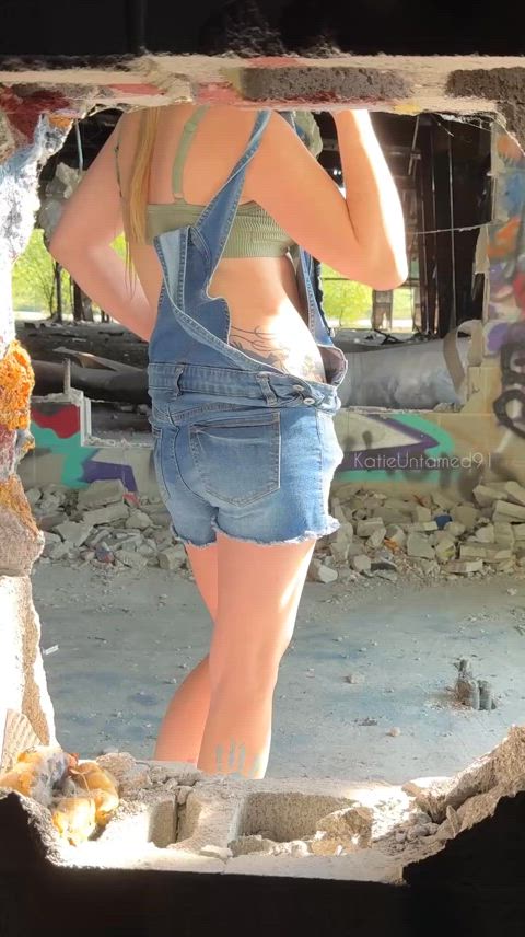 Me, when I know there’s a guy checking me out on the DL