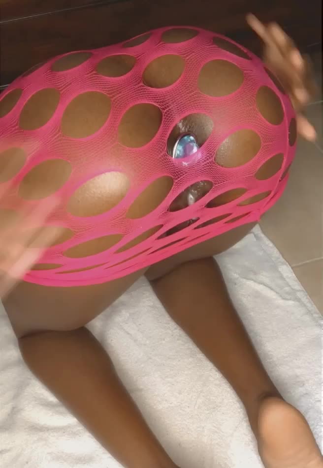 being plugged makes my pussy so creamy💙 would u lick it up for me?🥺