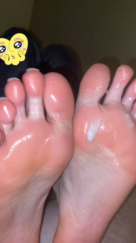 Look how the cum is dripping down my girlfriends pink soles