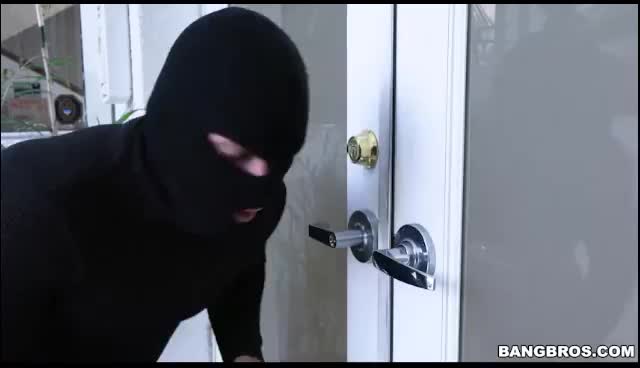 Sara Jay fucks the thief - BangBros