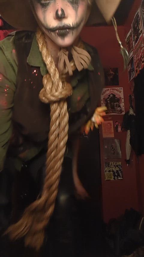 Playful scarecrow with a big 🍑