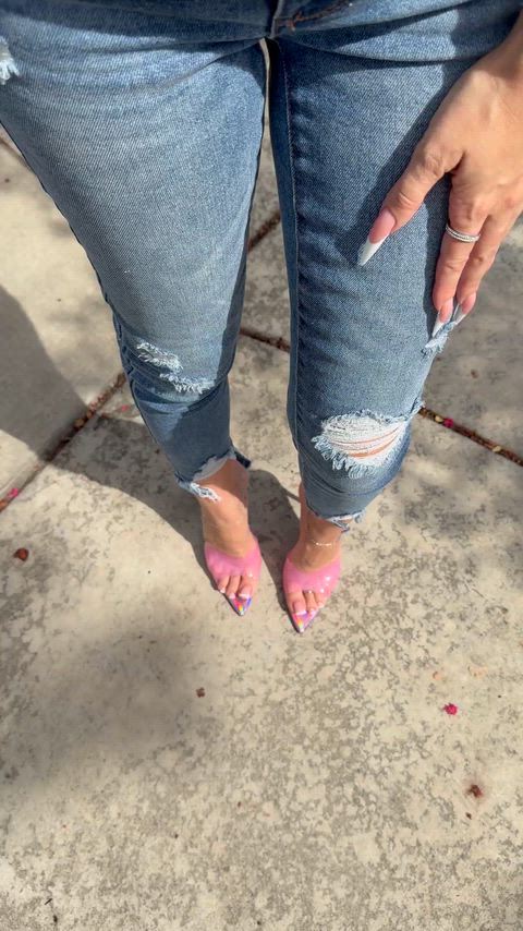 I bet you can't resist these hot mules and their killer heels 😜