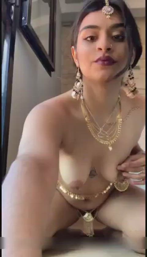 Ahh nayi nayi shadi karne ke bad jab pustani zewar milenge toh unko leke sab rishtedaro ke samne ese he ake bethugii abb nayi dhulan toh sab check bhi toh kare ke lund ache sai chusti hai chut ka ched kesa hai usme lund dalkede aur chuche kitne bade hai biwi ke sath randi bhi banti hai ke nahi🫣🥵😝