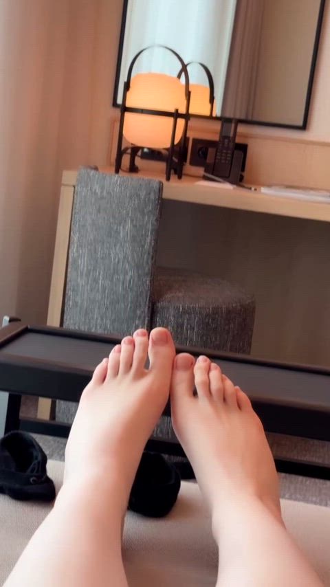 Would any straight guys suck my toes?