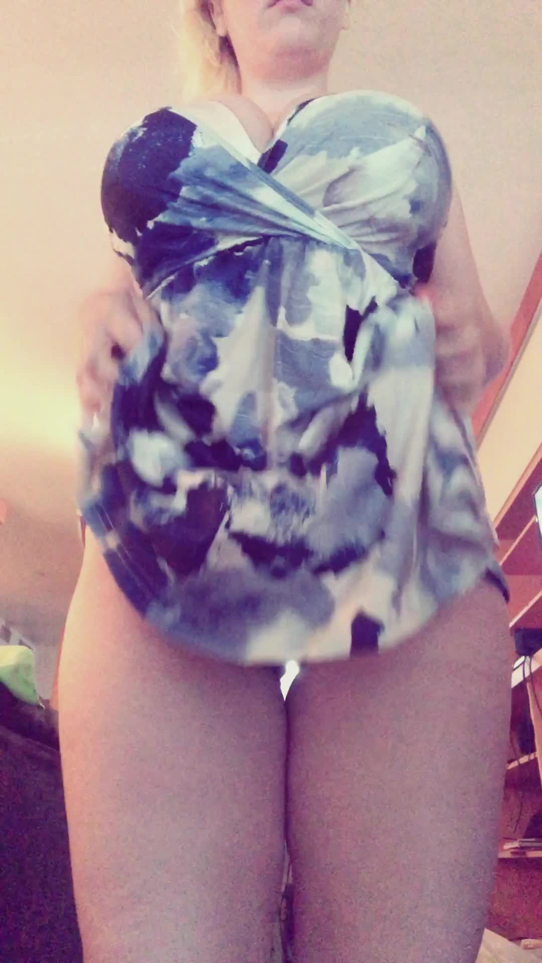 Look out below! u/Jocelynbaker dropping her gorgeous, saggy boobies!