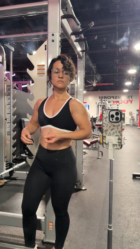 empty gym = opportunity to flex the pump