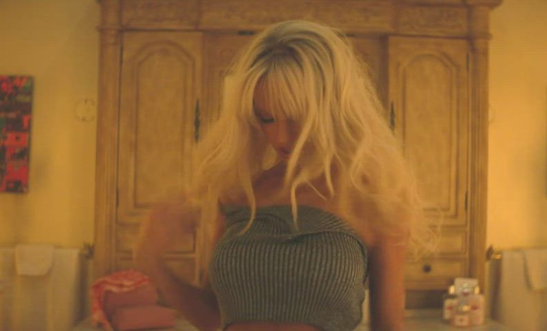 Lily Jamnes as Pamela Anderson in 'Pam & Tommy' S1E2