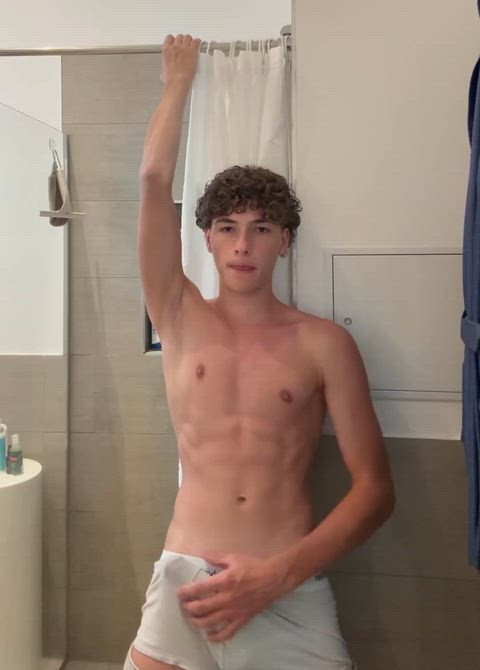 [18] I can’t hide my abs anywhere😏