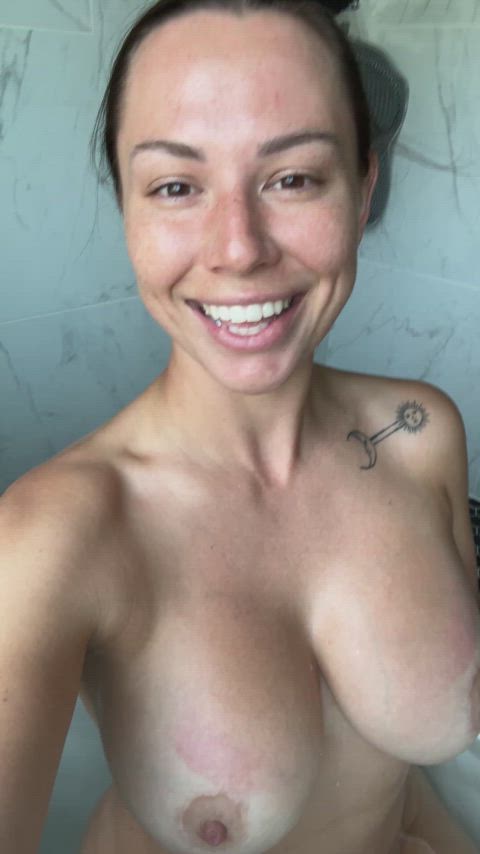 Only a few years ago, she was a teen girl next door. Now she s a milf. I forgot her name !