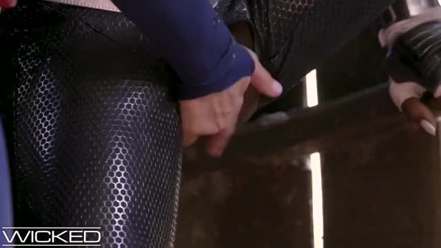 Captain Marvel Cosplayer Makes Monica Rambeau Cosplayer Squirt