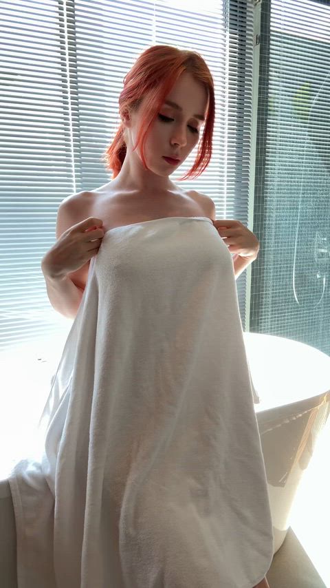 redhead GYM girl reveal boobs