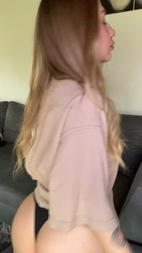 Darf ich dich so in meiner Wohnung empfangen?