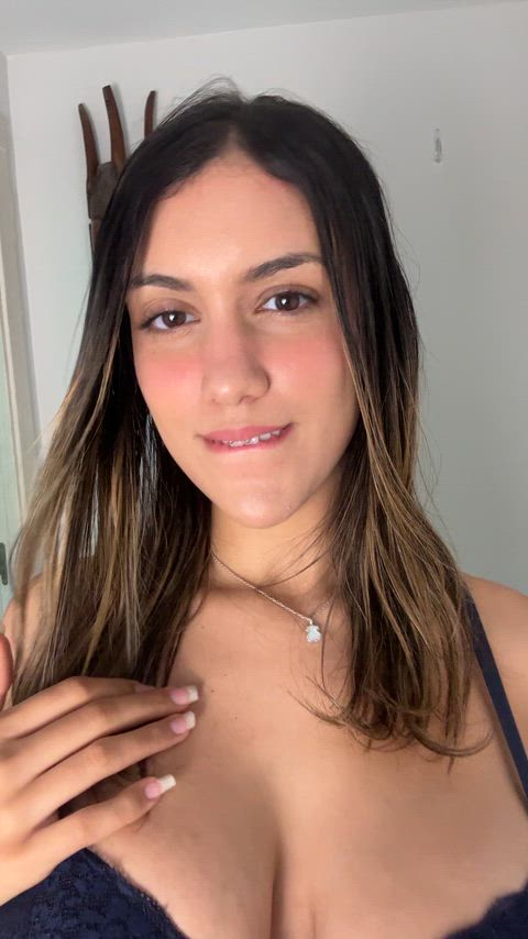 Latina's beauty can make everyone turn their head