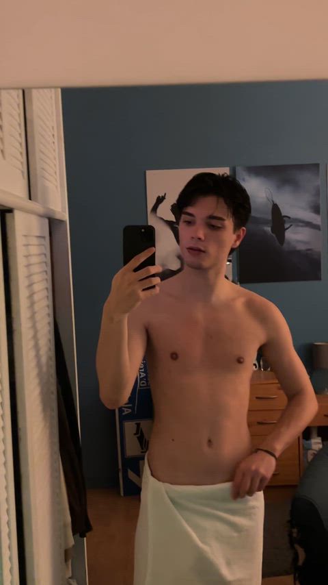 Got out of shower horny af 😳