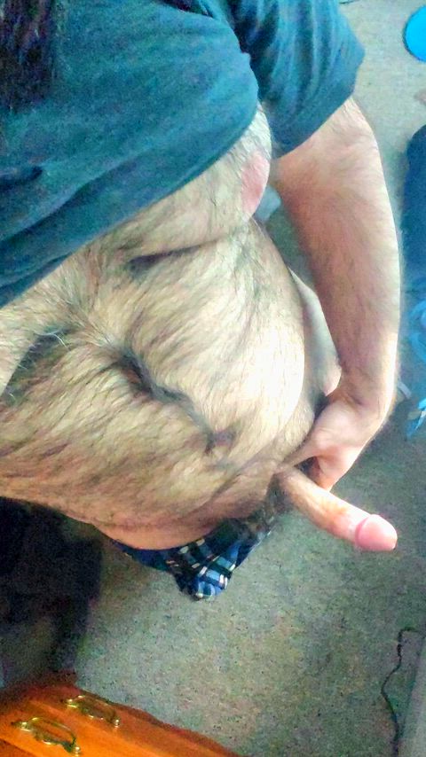 35yo hairy bear wants to show off ;)