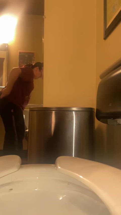 Wifey pooping at work