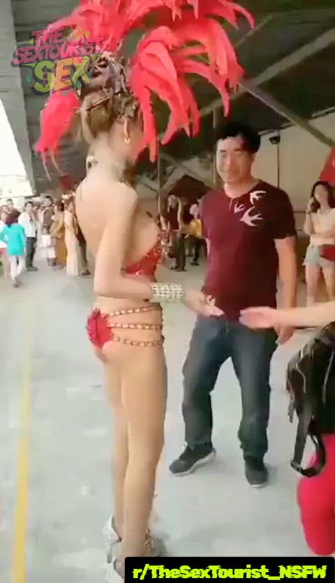 Lady Let’s Chinese Tourist Touch Her Pussy & Tits For Cash‼️🤑🧧💰💴