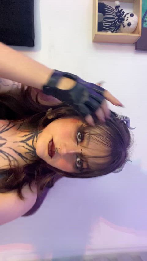 Come have fun with my body on latex and my shining ass