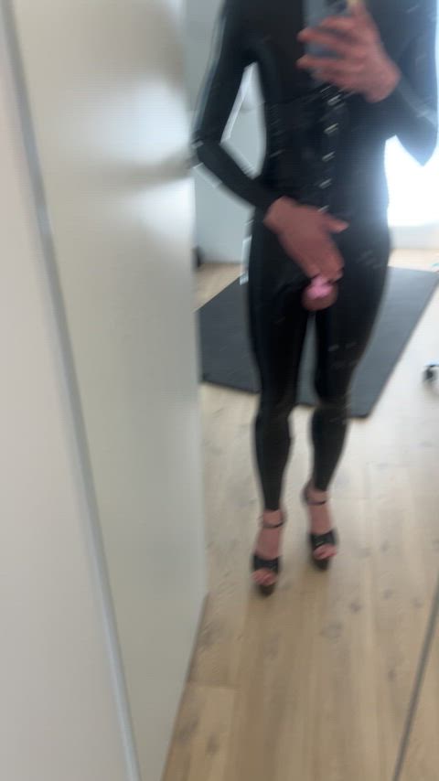 Latex Kitty and her favourite mirror >.<