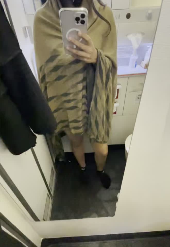 inal Leg of the Flight ✈️ 💦 Airplanes make me hornier than I realized 💁🏽‍♀️