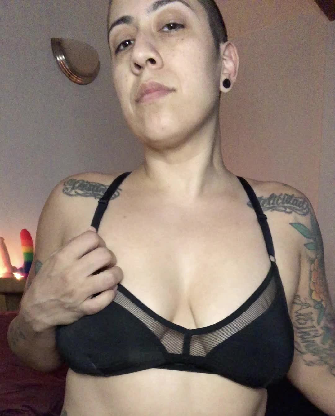 It's Friday night and I want to show off for you! Meet me on KIK or Wire at SweetRabbit66 for some video-heavy ing or a session! I’m VERY kink and fetish friendly 🐰💦🐰 LIFETIME GDrive access also available for $40!
