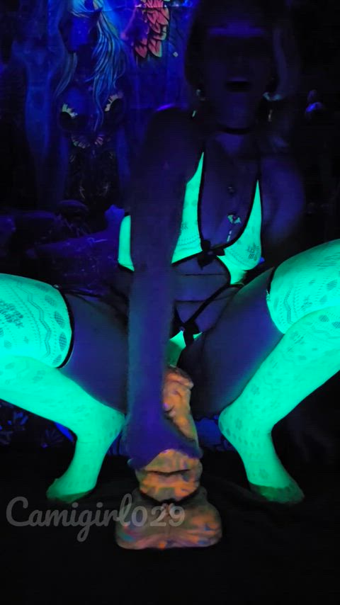 Turns out I have Hole Wreckers that are blacklight reactive 😍😍